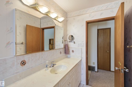 11548 41 Avenue Nw, Edmonton, AB - Indoor Photo Showing Bathroom