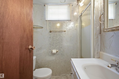 11548 41 Avenue Nw, Edmonton, AB - Indoor Photo Showing Bathroom