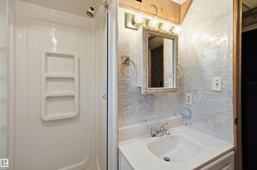 11548 41 Avenue Nw, Edmonton, AB - Indoor Photo Showing Bathroom