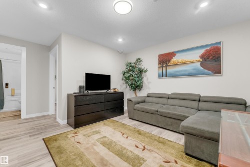 6945 Evans Wynd Nw, Edmonton, AB - Indoor Photo Showing Living Room