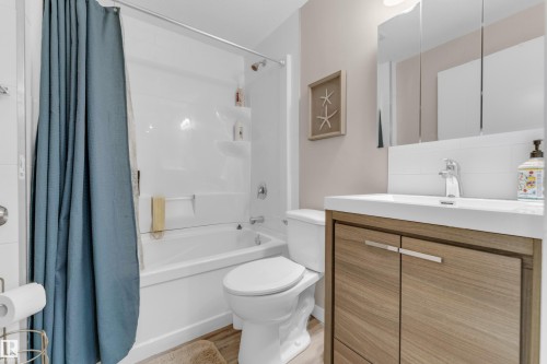 6945 Evans Wynd Nw, Edmonton, AB - Indoor Photo Showing Bathroom