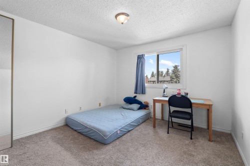 Neutral wall colors, carpet flooring, and a single window - 2730 105 Street Nw, Edmonton, AB - Indoor Photo Showing Bedroom