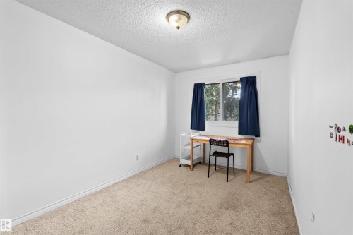 Recessed window with white trim - 2730 105 Street Nw, Edmonton, AB - Indoor