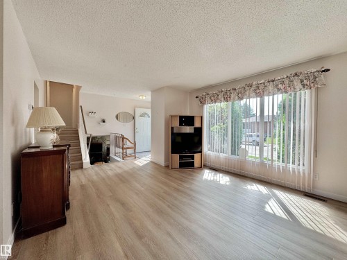 2423 83 Street Nw, Edmonton, AB - Indoor Photo Showing Living Room
