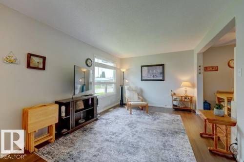 Bright living space featuring wood-finish flooring and a large window - 307 Northgate Terrace Nw, Edmonton, AB - Indoor