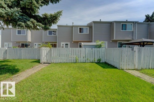Fenced yard with a grassy lawn, paved pathway, and privacy fencing - 307 Northgate Terrace Nw, Edmonton, AB - Outdoor