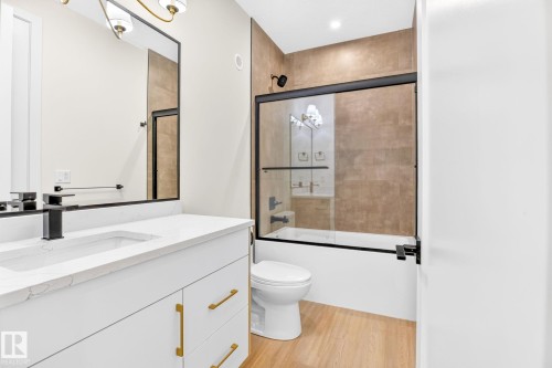 8790 Mayday Lane Sw, Edmonton, AB - Indoor Photo Showing Bathroom