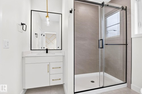 8790 Mayday Lane Sw, Edmonton, AB - Indoor Photo Showing Bathroom