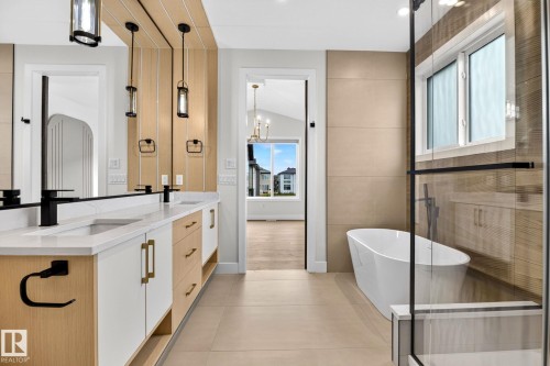 8790 Mayday Lane Sw, Edmonton, AB - Indoor Photo Showing Bathroom