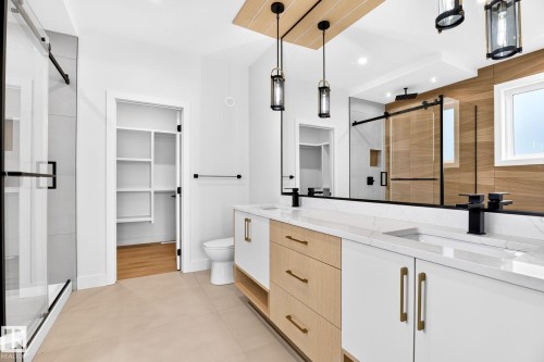 8790 Mayday Lane Sw, Edmonton, AB - Indoor Photo Showing Bathroom