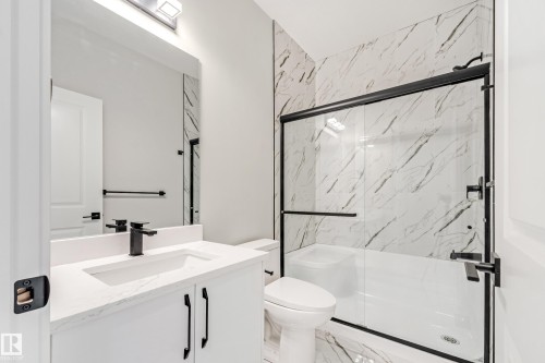 4643 17 Avenue Sw, Edmonton, AB - Indoor Photo Showing Bathroom