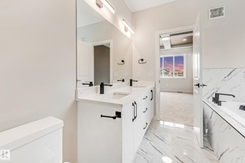 4643 17 Avenue Sw, Edmonton, AB - Indoor Photo Showing Bathroom