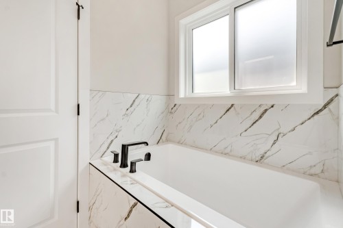 4643 17 Avenue Sw, Edmonton, AB - Indoor Photo Showing Bathroom