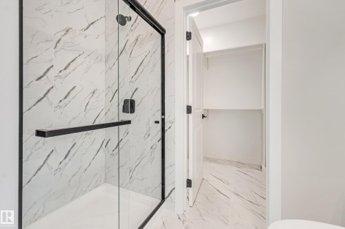 4643 17 Avenue Sw, Edmonton, AB - Indoor Photo Showing Bathroom