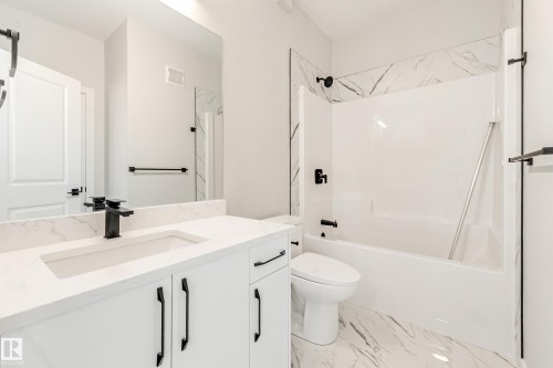 4643 17 Avenue Sw, Edmonton, AB - Indoor Photo Showing Bathroom