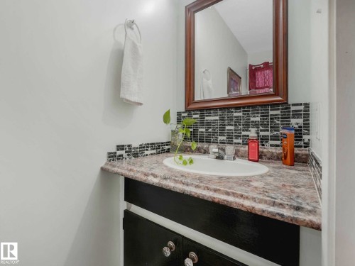 Image quality insufficient for description - 13405 40 St Nw, Edmonton, AB - Indoor Photo Showing Bathroom