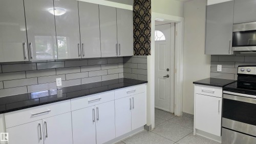 9131 83 Avenue Nw, Edmonton, AB - Indoor Photo Showing Kitchen With Upgraded Kitchen