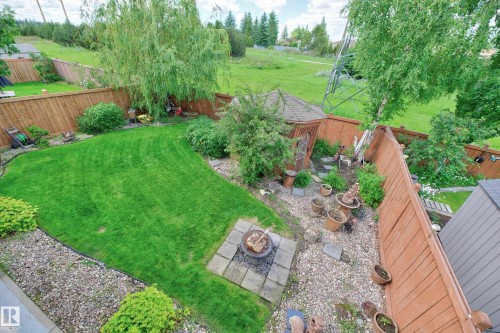 979 Hollingsworth Bend Nw, Edmonton, AB - Outdoor With Backyard