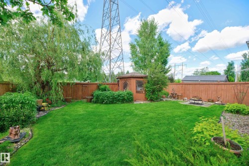 979 Hollingsworth Bend Nw, Edmonton, AB - Outdoor With Backyard