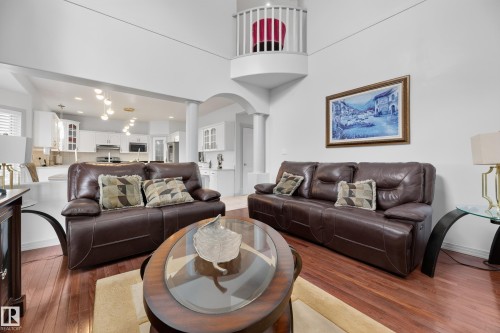 979 Hollingsworth Bend Nw, Edmonton, AB - Indoor Photo Showing Living Room