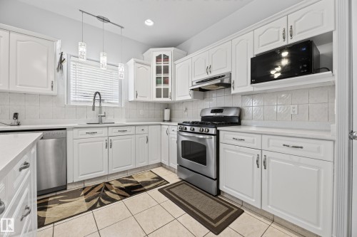 979 Hollingsworth Bend Nw, Edmonton, AB - Indoor Photo Showing Kitchen