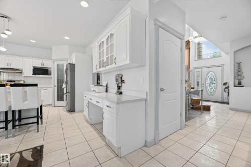 979 Hollingsworth Bend Nw, Edmonton, AB - Indoor Photo Showing Kitchen