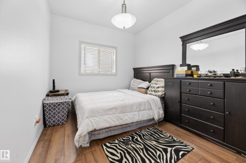 979 Hollingsworth Bend Nw, Edmonton, AB - Indoor Photo Showing Bedroom