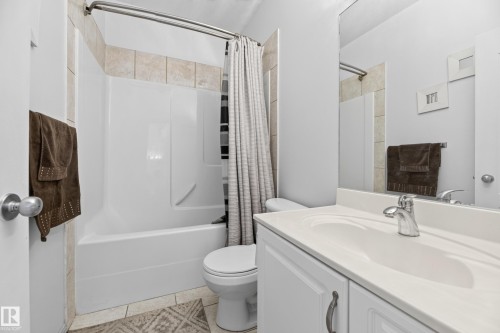 979 Hollingsworth Bend Nw, Edmonton, AB - Indoor Photo Showing Bathroom