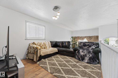 979 Hollingsworth Bend Nw, Edmonton, AB - Indoor Photo Showing Living Room