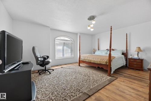 979 Hollingsworth Bend Nw, Edmonton, AB - Indoor Photo Showing Bedroom