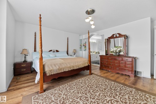 979 Hollingsworth Bend Nw, Edmonton, AB - Indoor Photo Showing Bedroom