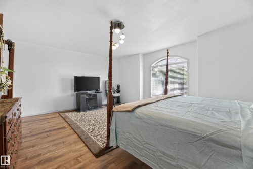 979 Hollingsworth Bend Nw, Edmonton, AB - Indoor Photo Showing Bedroom