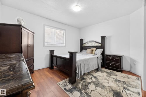 979 Hollingsworth Bend Nw, Edmonton, AB - Indoor Photo Showing Bedroom