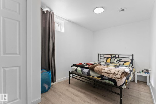 363 Knottwood Road Nw, Edmonton, AB - Indoor Photo Showing Bedroom