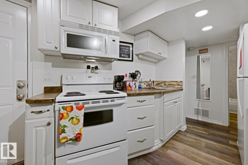 9712 162 St Nw, Edmonton, AB - Indoor Photo Showing Kitchen