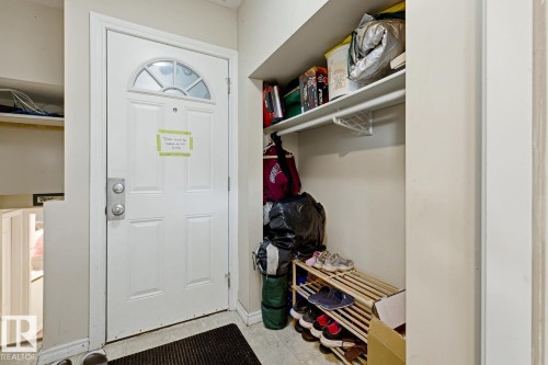 9712 162 St Nw, Edmonton, AB - Indoor