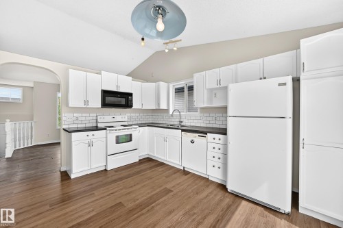 3035 134 Avenue Nw, Edmonton, AB - Indoor Photo Showing Kitchen
