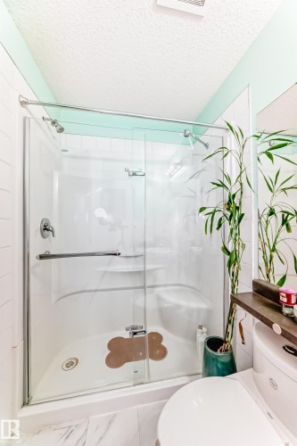 bathroom - 15112 139 Street Nw, Edmonton, AB - Indoor Photo Showing Bathroom