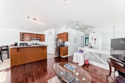 15112 139 Street Nw, Edmonton, AB - Indoor Photo Showing Kitchen