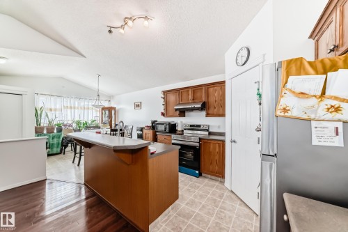 15112 139 Street Nw, Edmonton, AB - Indoor Photo Showing Kitchen