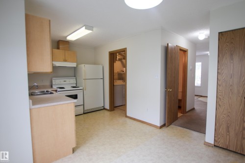 #408 610 King St, Spruce Grove, AB - Indoor Photo Showing Kitchen With Double Sink