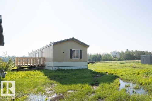 Exterior siding with a pitched roof - 26417 Twp Rd 582, Rural Westlock County, AB - Outdoor