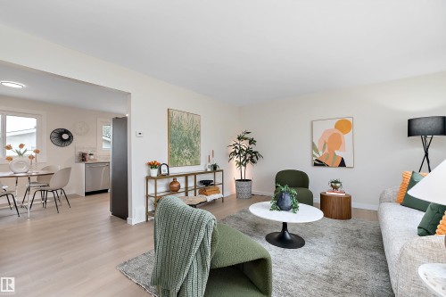 6411 152A Avenue Nw, Edmonton, AB - Indoor Photo Showing Living Room