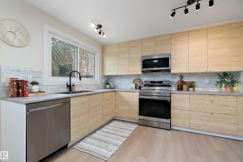 6411 152A Avenue Nw, Edmonton, AB - Indoor Photo Showing Kitchen