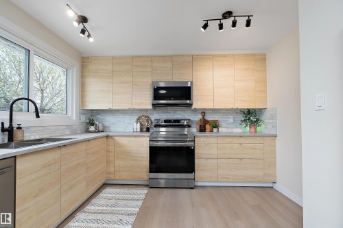 6411 152A Avenue Nw, Edmonton, AB - Indoor Photo Showing Kitchen