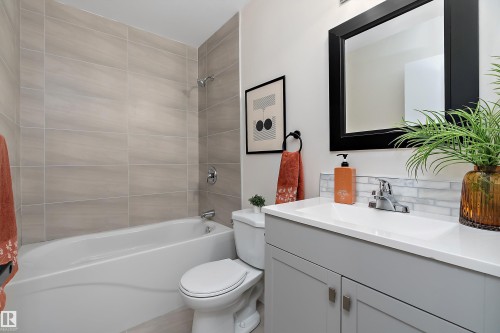 6411 152A Avenue Nw, Edmonton, AB - Indoor Photo Showing Bathroom