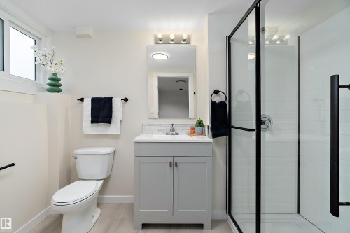 6411 152A Avenue Nw, Edmonton, AB - Indoor Photo Showing Bathroom