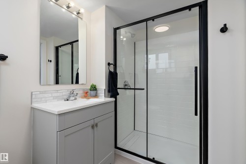 6411 152A Avenue Nw, Edmonton, AB - Indoor Photo Showing Bathroom