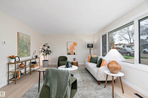 6411 152A Avenue Nw, Edmonton, AB - Indoor Photo Showing Living Room