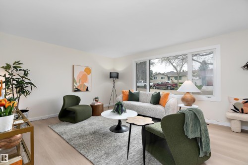 6411 152A Avenue Nw, Edmonton, AB - Indoor Photo Showing Living Room